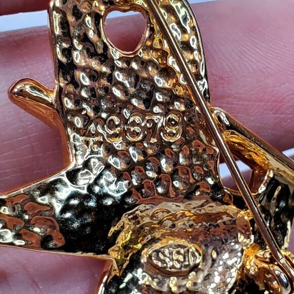 Vtg Enamel Beach Patio Chair Pin Dangle Hearts 2" Unsigned - Picture 4 of 4